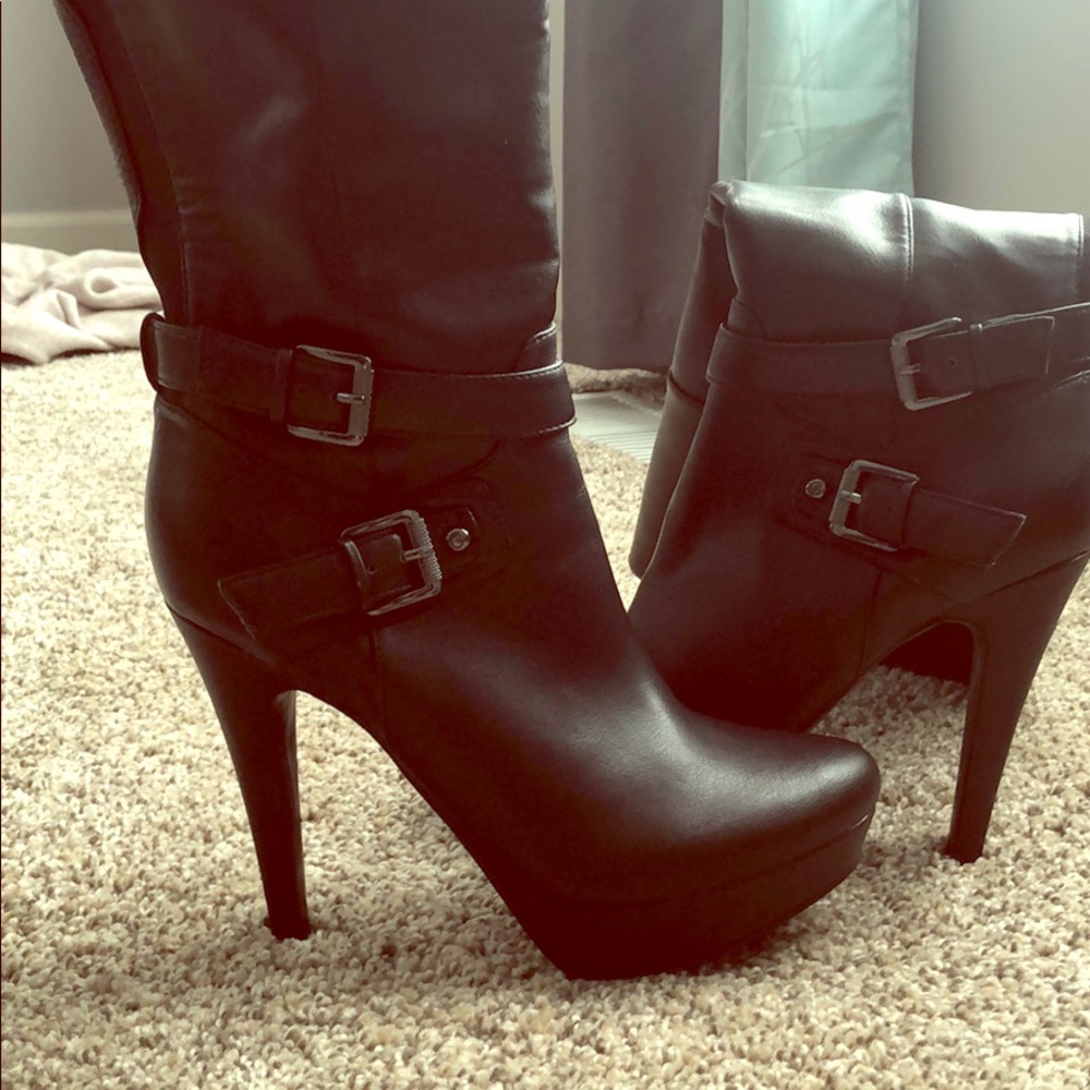 Guess woman’s knee high heels. Size 8.5 Like New!